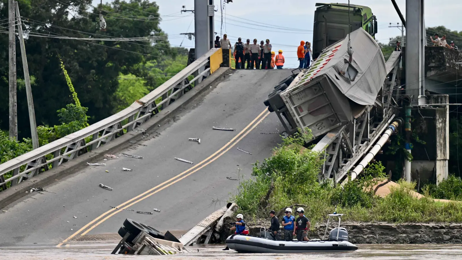 الإكوادور.. قتيل وجرحى ومفقودان في انهيار جسر معلّق