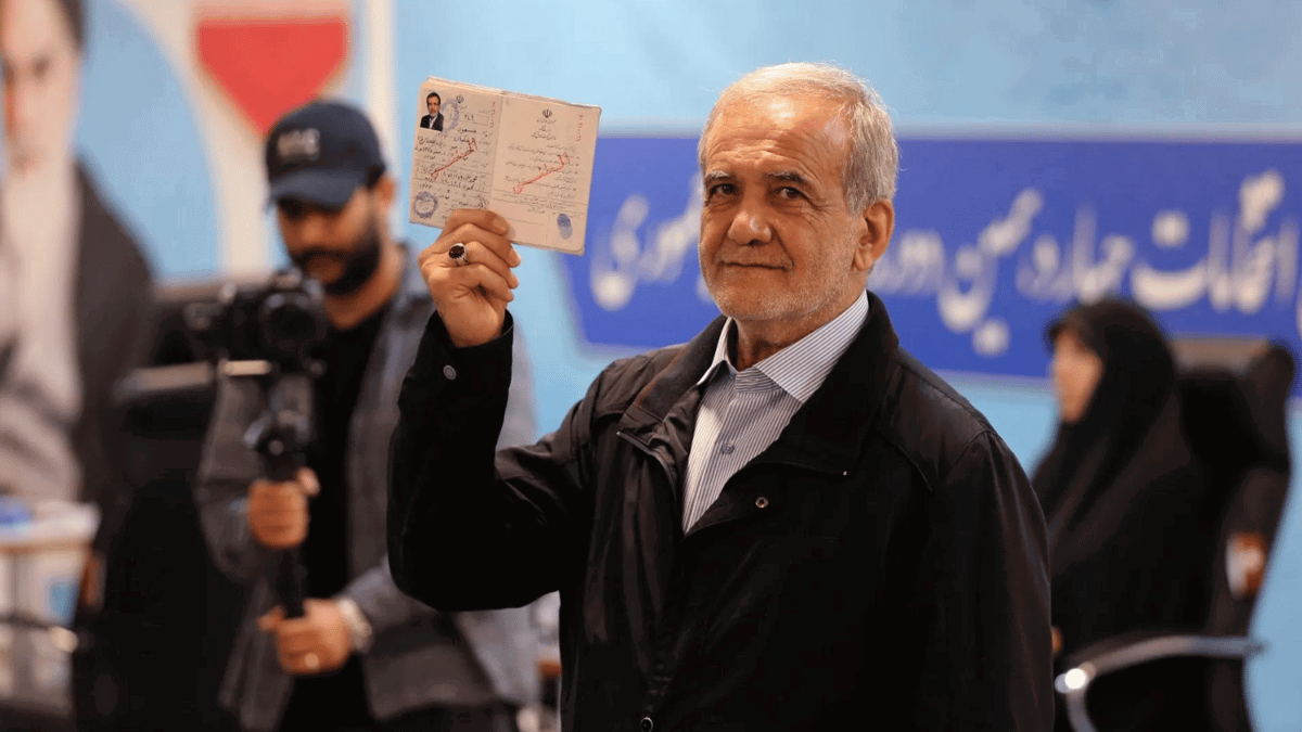 قيادي إيراني: 70% من أنصار قاليباف سيصوتون لبزشكيان