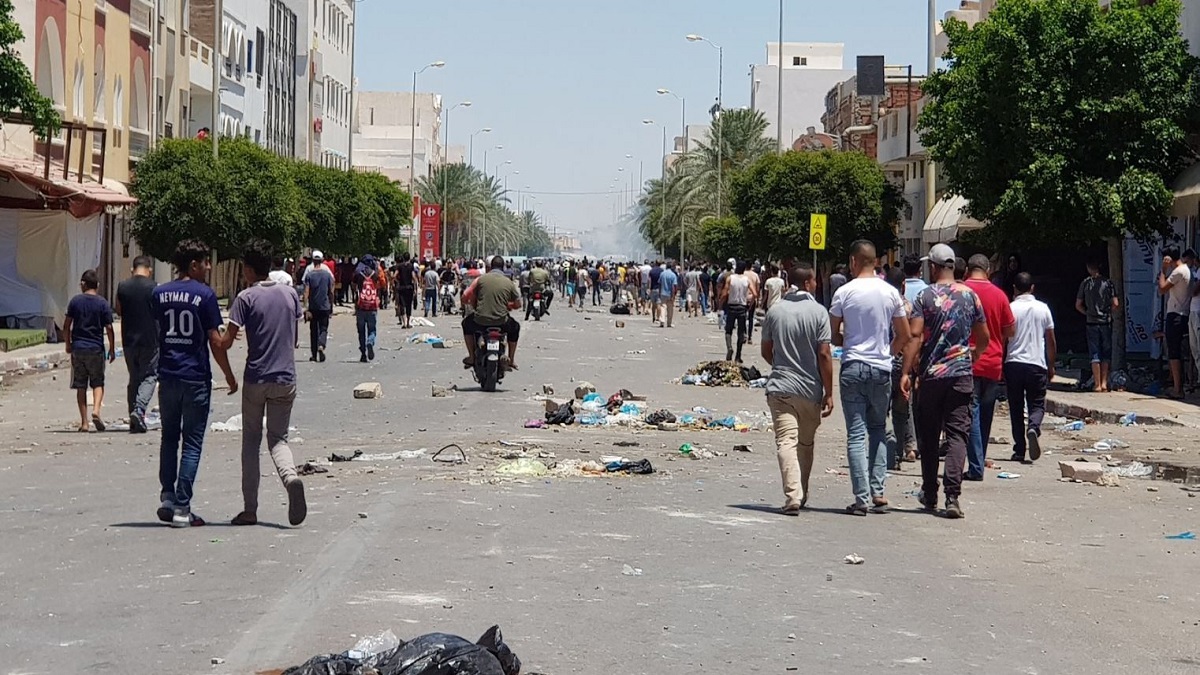 بعد مواجهات مع المحتجين.. عناصر الأمن تنسحب من محافظة تطاوين التونسية (فيديو)‎