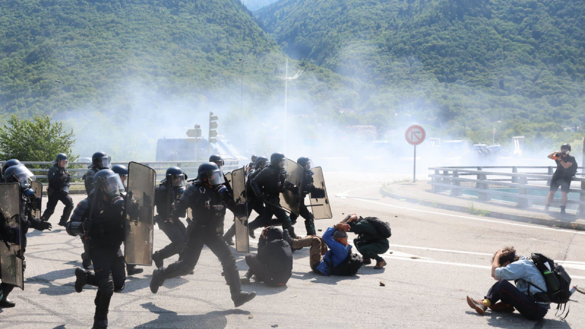  إصابة 12 شرطياً فرنسياً خلال اشتباكات مع متظاهرين‎