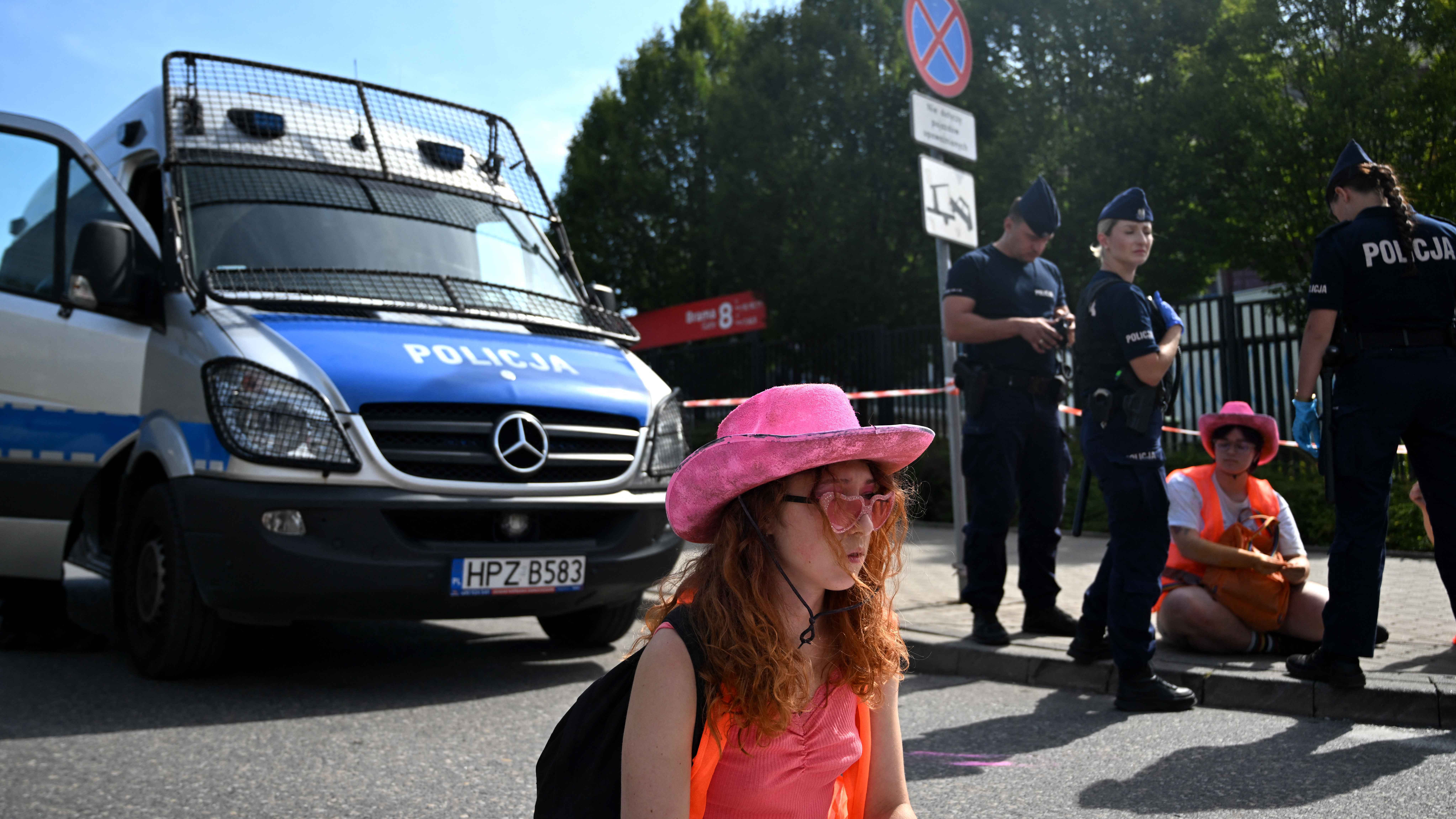 ناشطون بيئيون يغلقون مدخلا لموقع حفلات تايلور سويفت