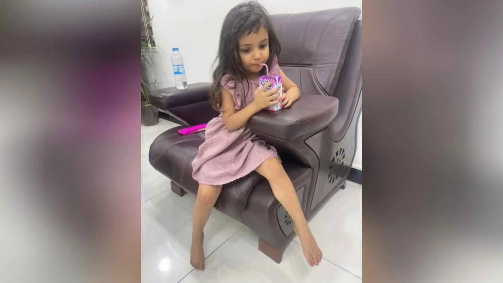 تصرخ طلبا للنجدة.. أب عراقي يعنف ابنته بخرطوم المياه