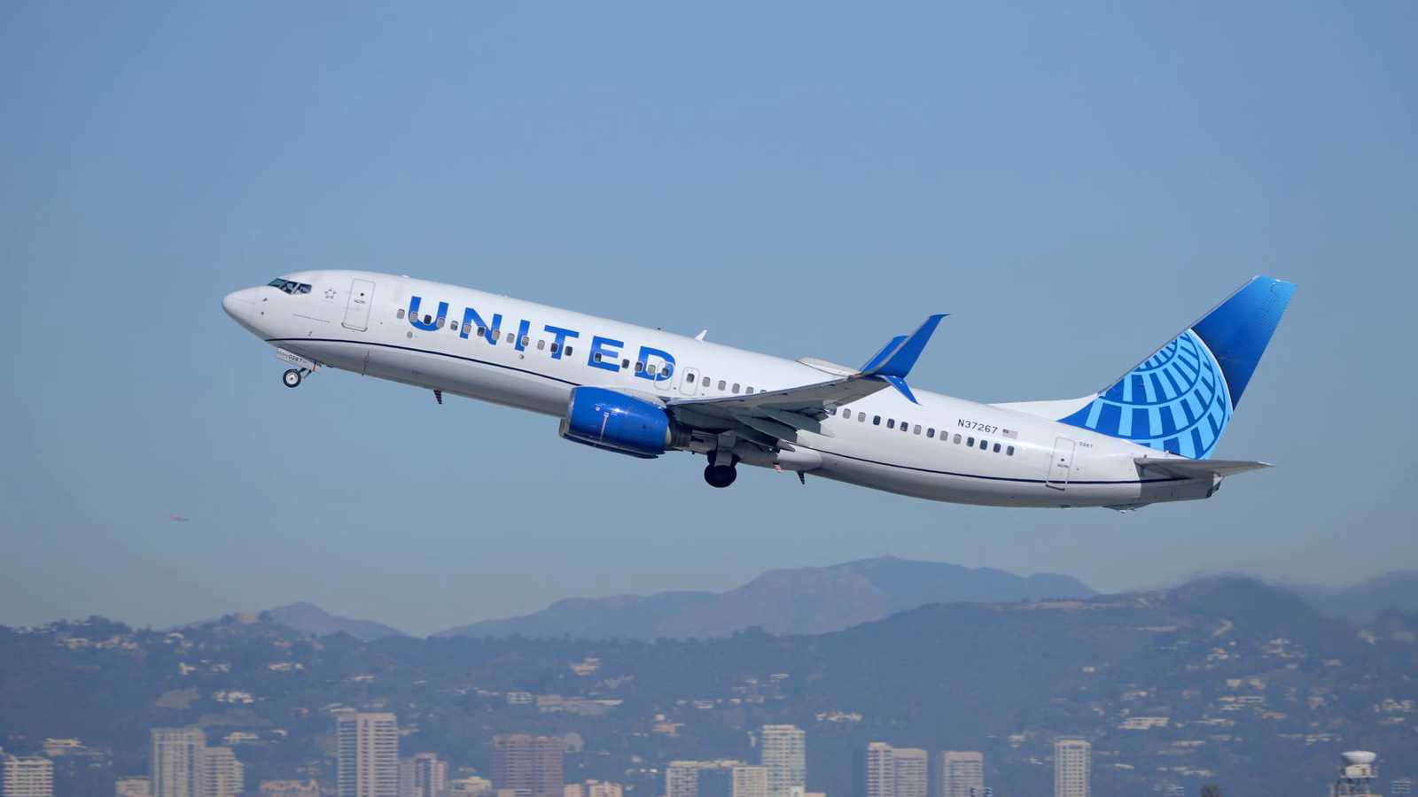 راكب يجبر طائرة على الهبوط بعد ادعائه بوجود قنبلة في أمتعة زوجته