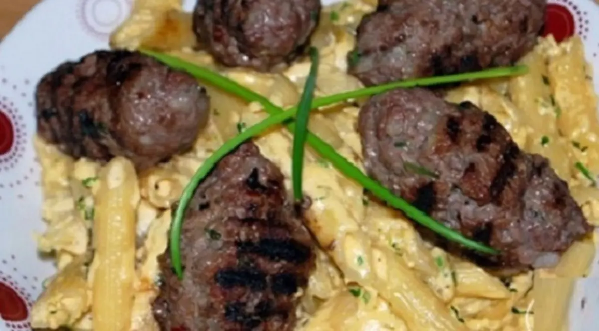 طبق اليوم: المعكرونة مع الكفتة بالجبنة