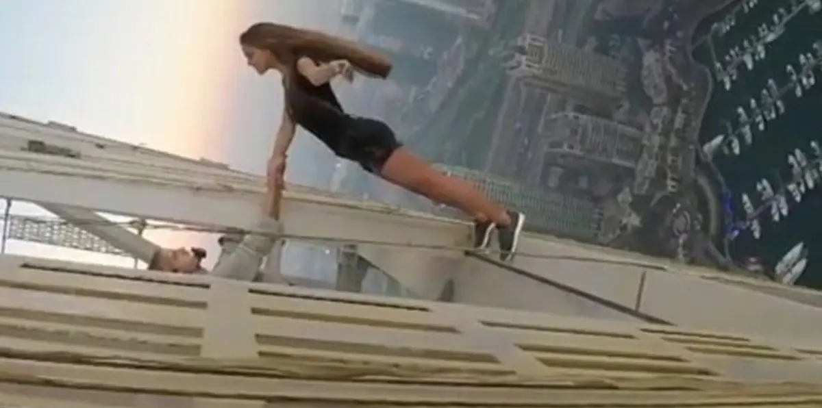 شرطة دبي تفتح تحقيقا بصور "سيلفي" خطيرة لعارضة أزياء (فيديو)