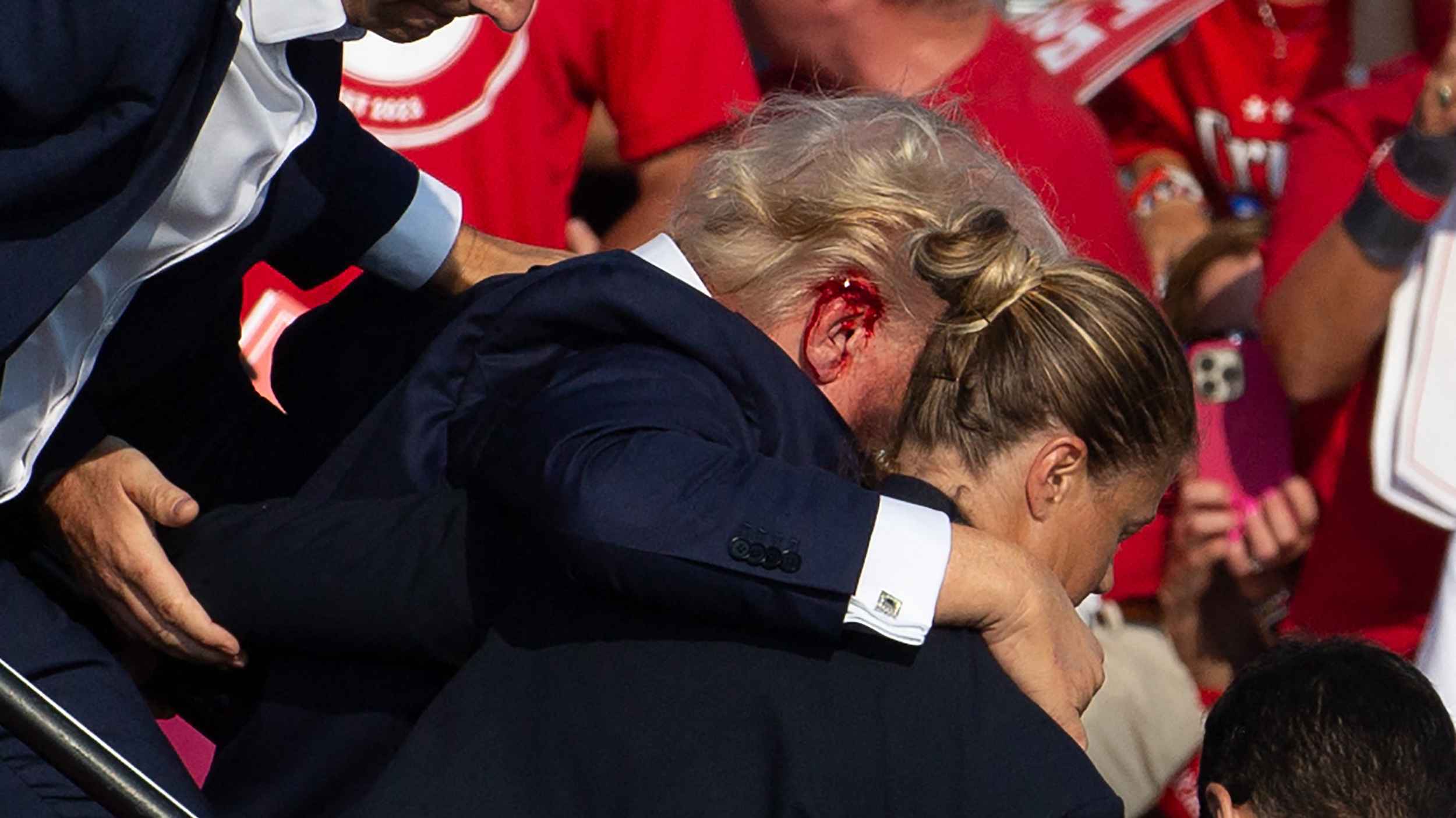 إندبندنت: دماء ترامب تذكير صادم بالخط الرفيع بين الديمقراطية والفوضى