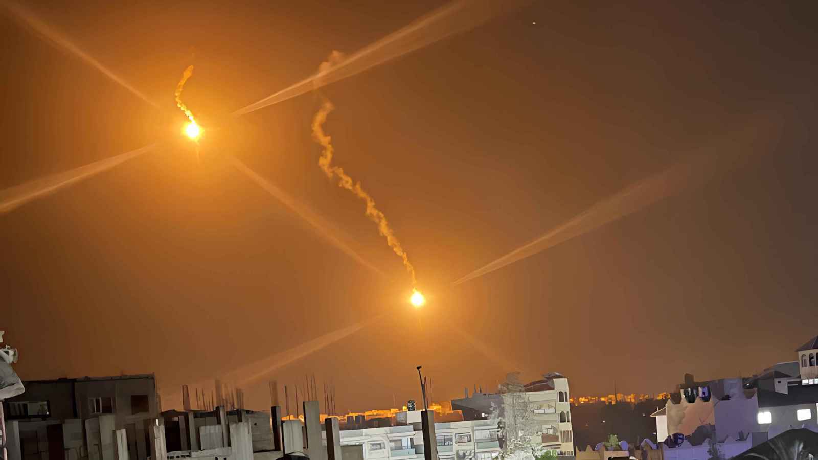 طالت مدرسة للنازحين.. غارات إسرائيلية على وسط وشمال قطاع غزة (فيديو)