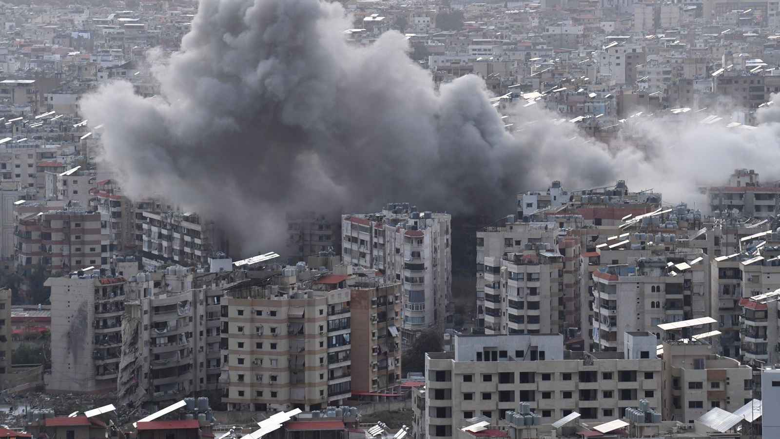 الجيش الإسرائيلي يستهدف مبنى سكنيّا في ضاحية بيروت (فيديو)