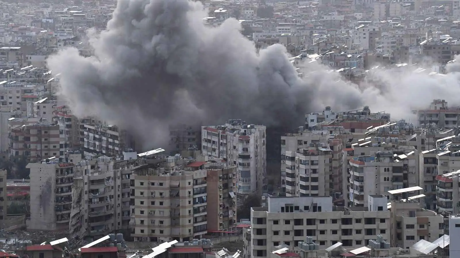 الجيش الإسرائيلي يستهدف مبنى سكنيّا في ضاحية بيروت (فيديو)