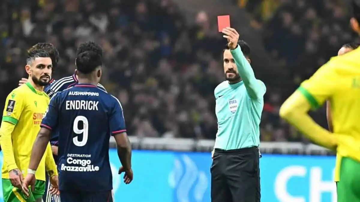 طرد صادم لإندريك في مباراة نانت وليون (فيديو)