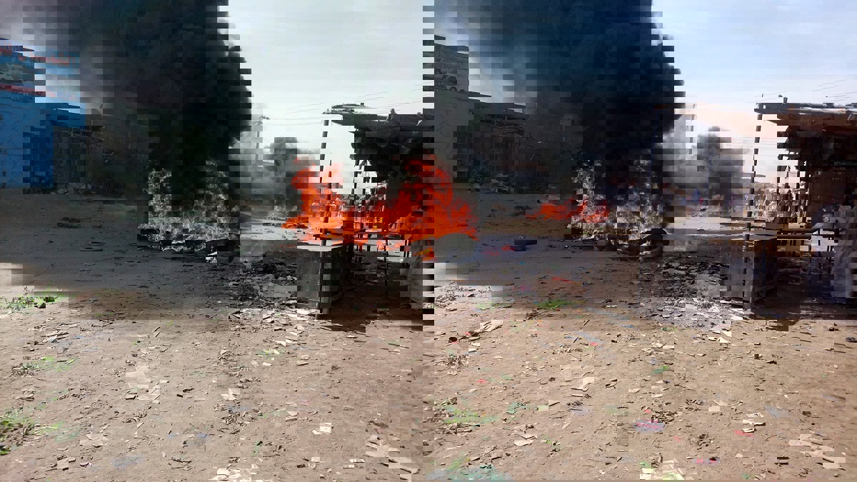 بالفيديو.. محتجون يرشقون الشرطة السودانية بالحجارة ويجبرونها على الهروب