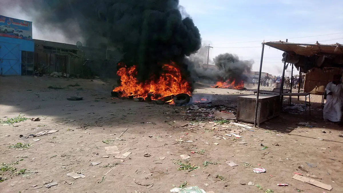 بالفيديو.. محتجون يرشقون الشرطة السودانية بالحجارة ويجبرونها على الهروب