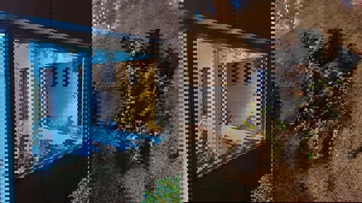 التحالف: إصابة 10 مدنيين إثر هجوم حوثي بطائرة مسيرة  على مطار الملك عبد الله في جازان