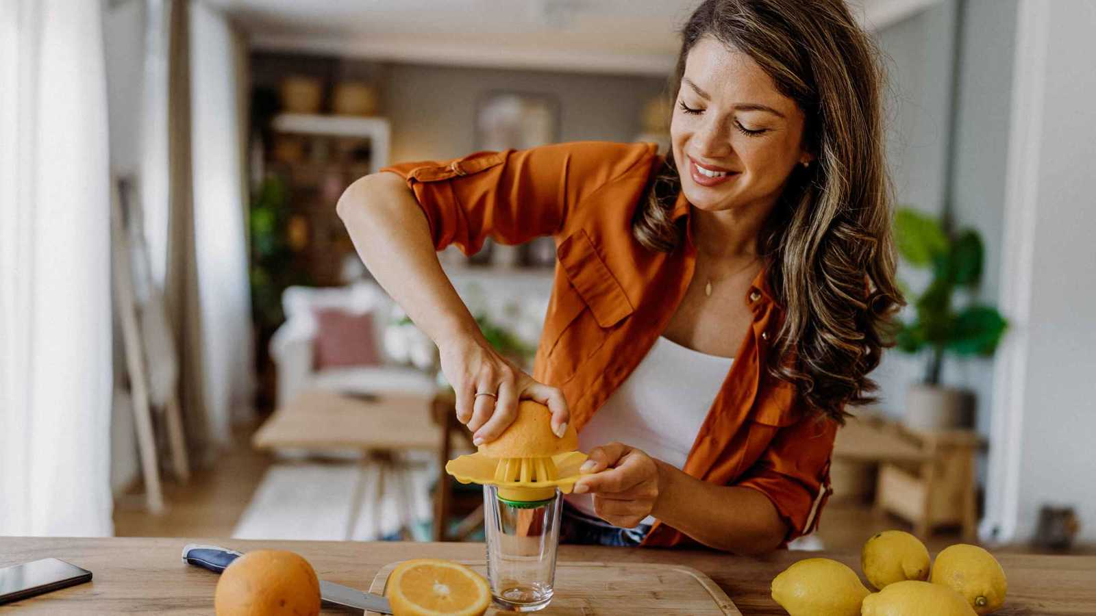 عصير البرتقال.. كيف يعيد هذا المشروب البسيط برمجة جيناتك؟