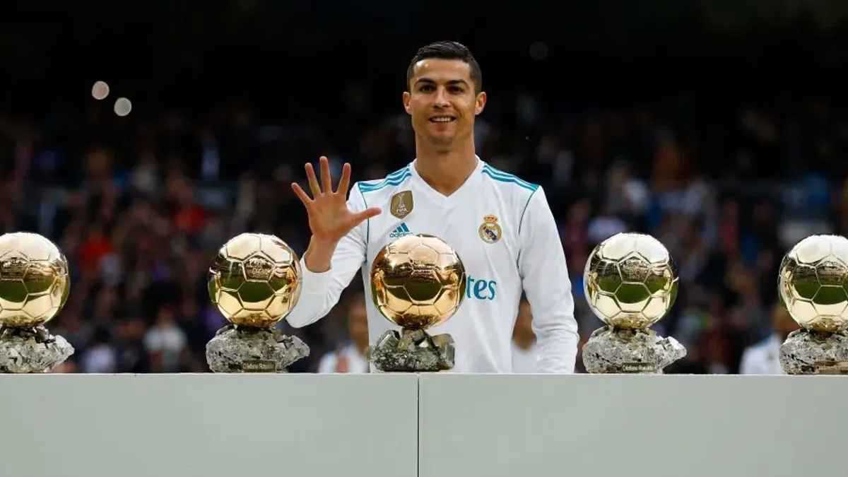 جائزة زائفة.. رونالدو يرد بقوة على استبعاده من ترشيحات الكرة الذهبية (فيديو)