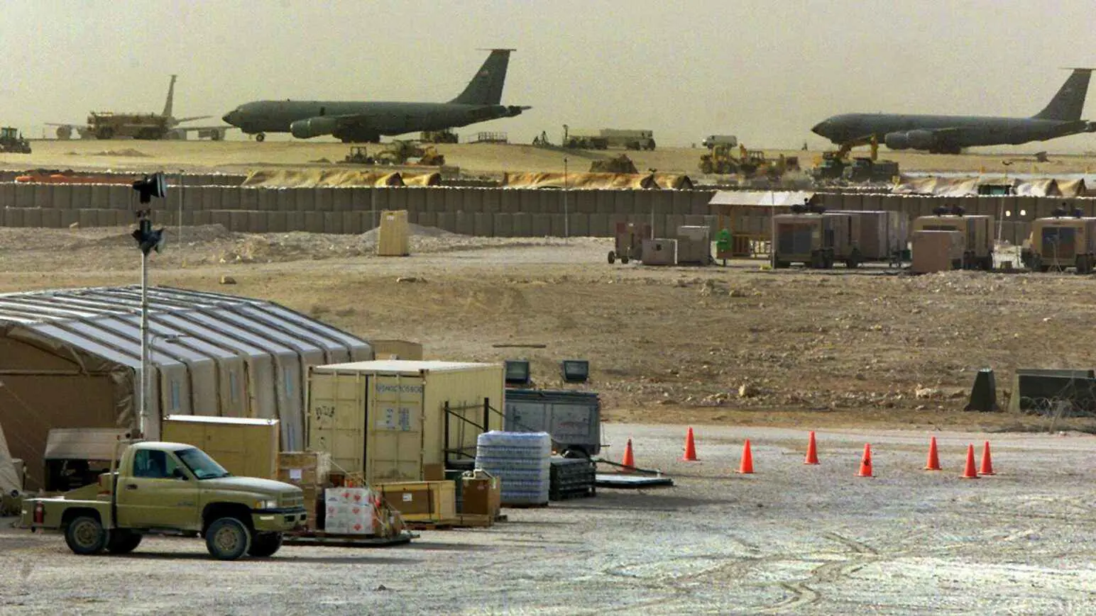 مسؤول إيراني: أبلغنا دول المنطقة بأننا سنقصف القواعد الأمريكية إذا هوجمنا