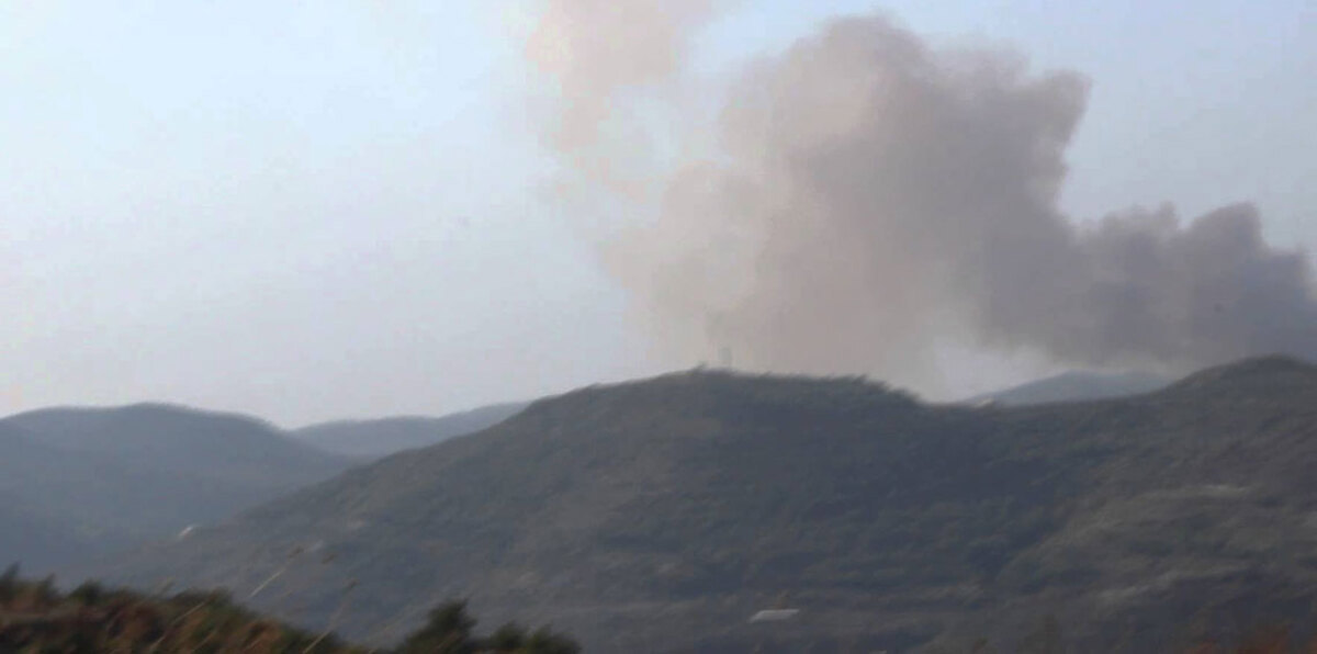 المرصد السوري: 12 صاروخًا تستهدف مسقط رأس بشار الأسد بريف اللاذقية