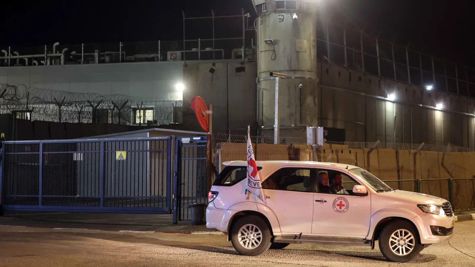 إسرائيل تفرج عن 10 أسرى فلسطينيين من غزة