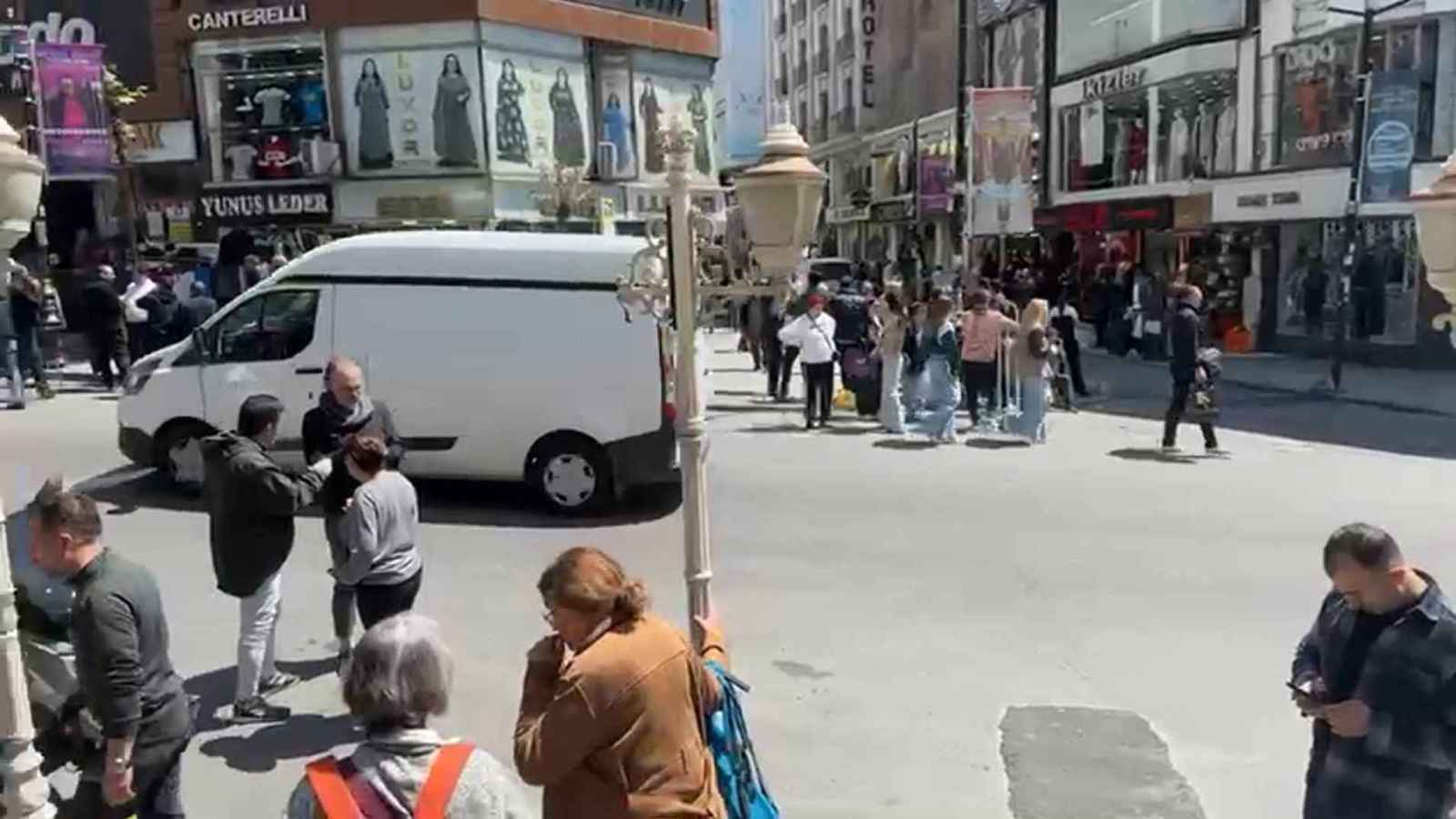 زلزال إسطنبول.. القفز من المباني يسفر عن إصابة 151 شخصاً (فيديو)