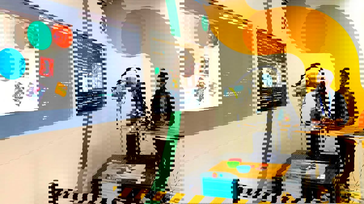 "غوغل" تختبر روبوتًا يستطيع برمجة نفسه