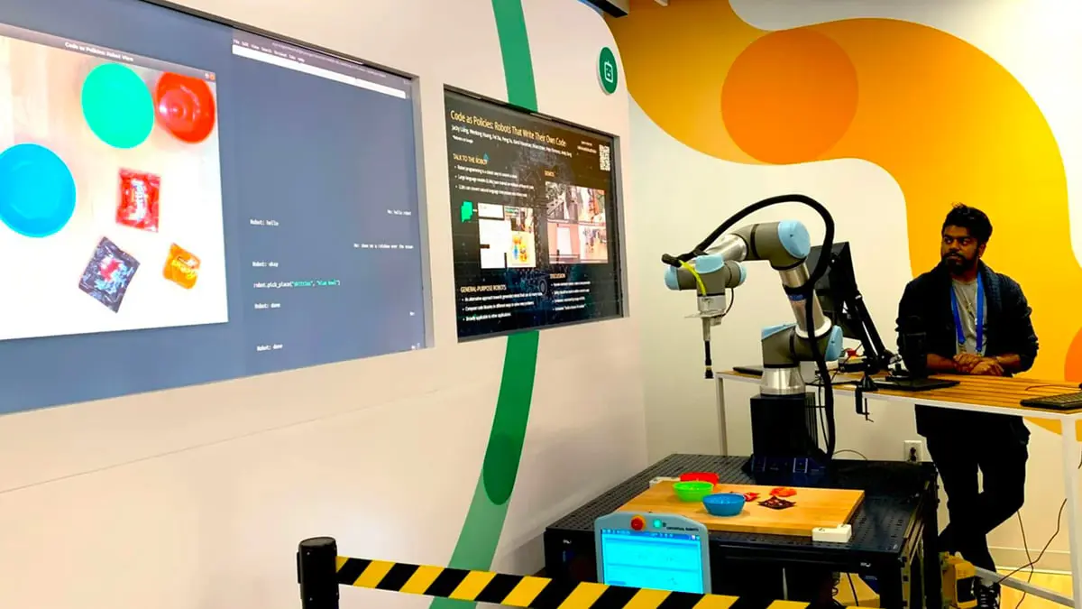 "غوغل" تختبر روبوتًا يستطيع برمجة نفسه