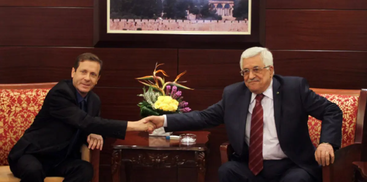 الكشف عن وثيقة تفاهم بين عباس وهيرتسوغ بشأن حل الصراع