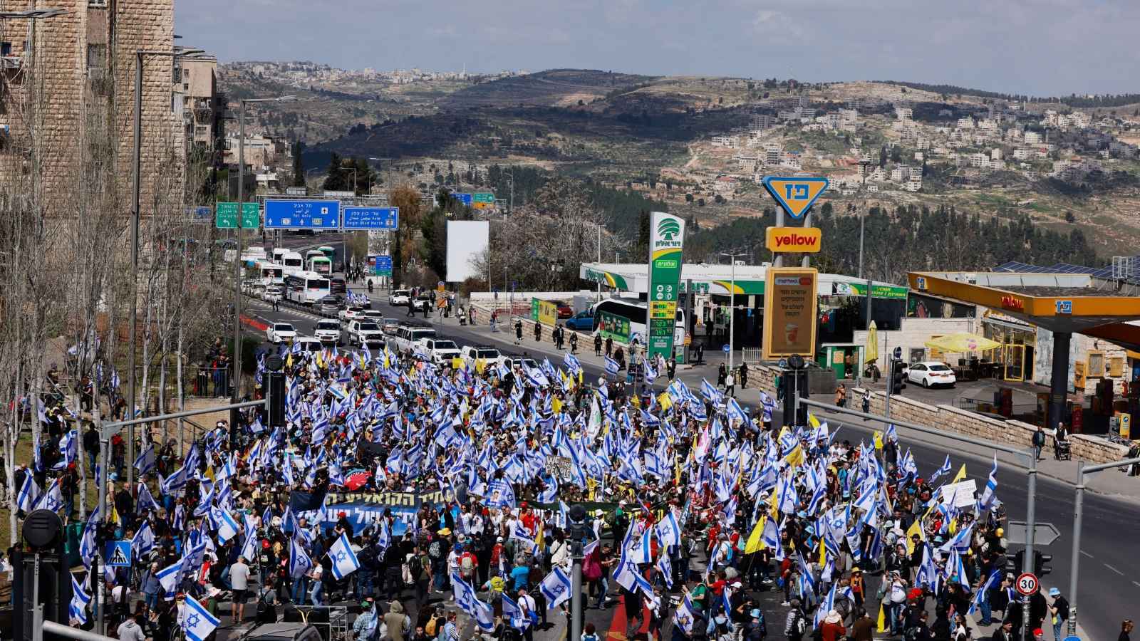 آلاف الإسرائيليين يحتشدون في محيط منزل نتنياهو والشرطة تتدخل (فيديو)
