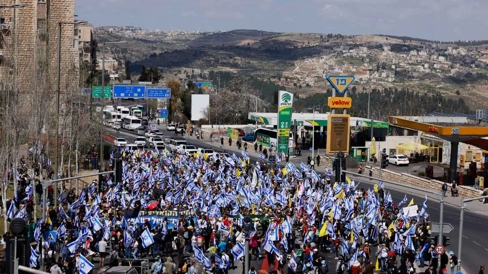 آلاف الإسرائيليين يحتشدون في محيط منزل نتنياهو والشرطة تتدخل (فيديو)
