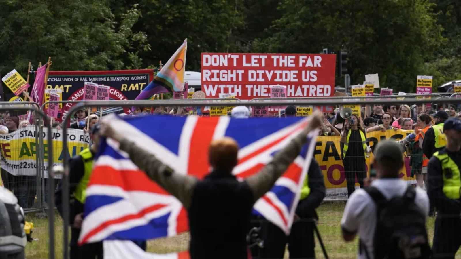 تصاعد الاحتجاجات ضد الهجرة في بريطانيا وسط إجراءات أمنية مشددة