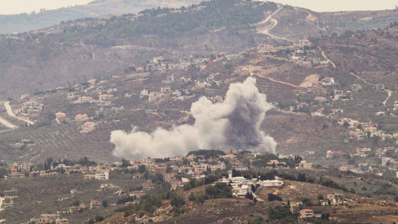 "حزب الله" يطلق عشرات الصواريخ والجيش الإسرائيلي يرد بغارات متواصلة