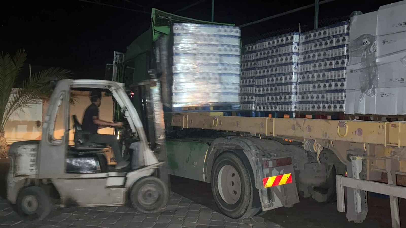 محملة بـ1039 طنًا .. قافلة مساعدات إماراتية تدخل غزة ضمن "الفارس الشهم 3"