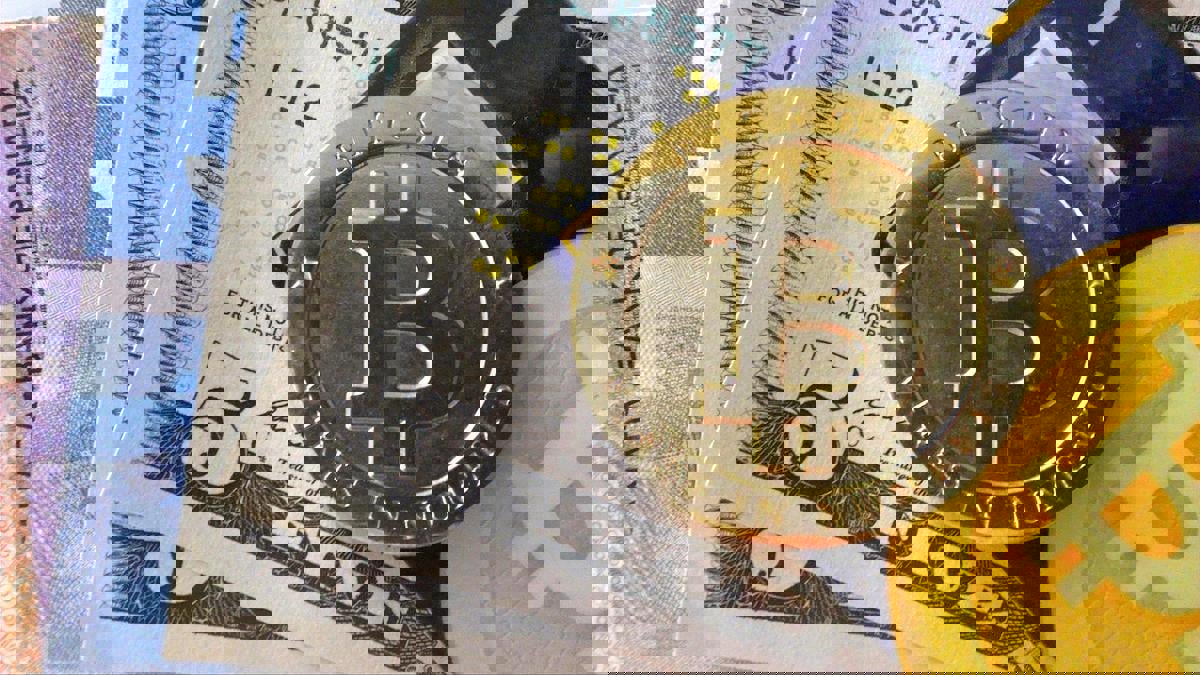 بالفيديو.. ما هي عملة "البيتكوين" التي تهدد عرش الدولار الأمريكي؟