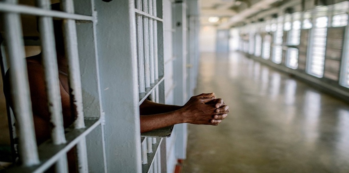 تمديد حبس 4 مسؤولين مصريين في قضية "رشوة التموين"