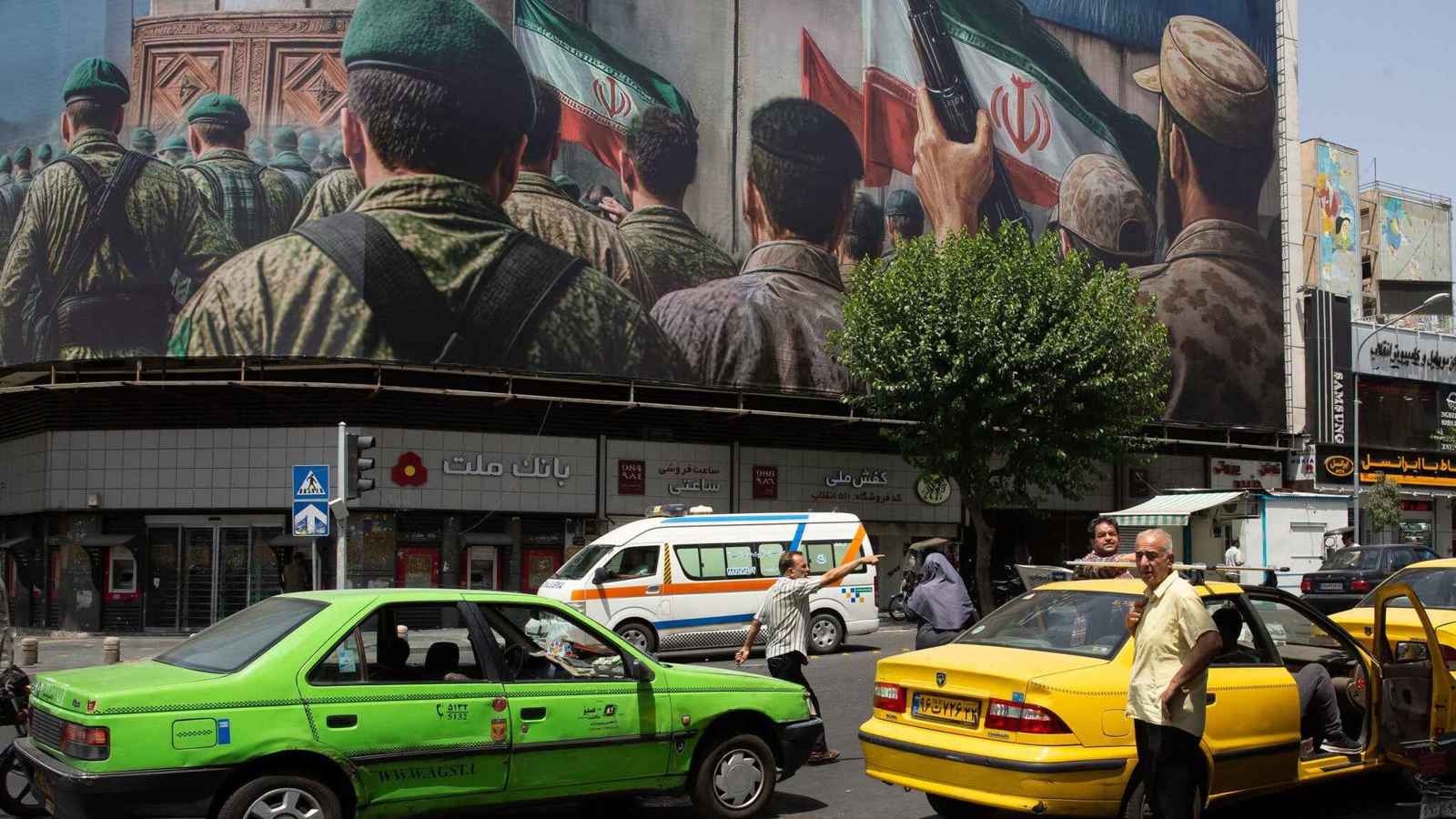 نيويورك تايمز: إيران على حافة الانهيار