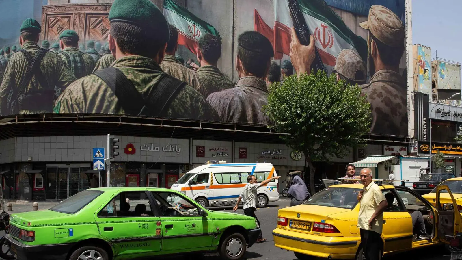 نيويورك تايمز: إيران على حافة الانهيار