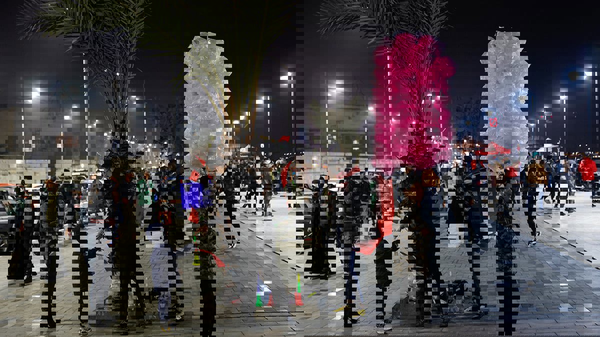 الجماهير العراقية تبيت في الملعب لمشاهدة نهائي خليجي 25 (فيديو)