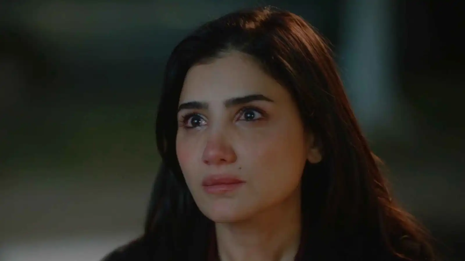 دموع مي عمر في جنازة والدها تثير تعاطفا واسعا (فيديو)