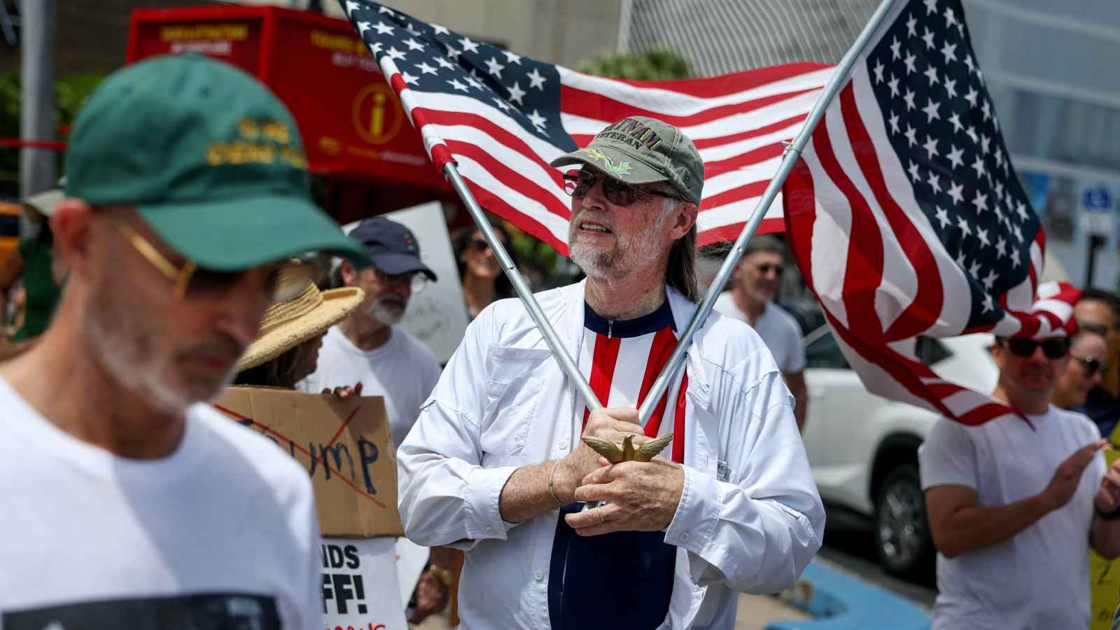 أمريكيون يطالبون بـ"عزل" ترامب وإرسال ماسك إلى المريخ (فيديو وصور)