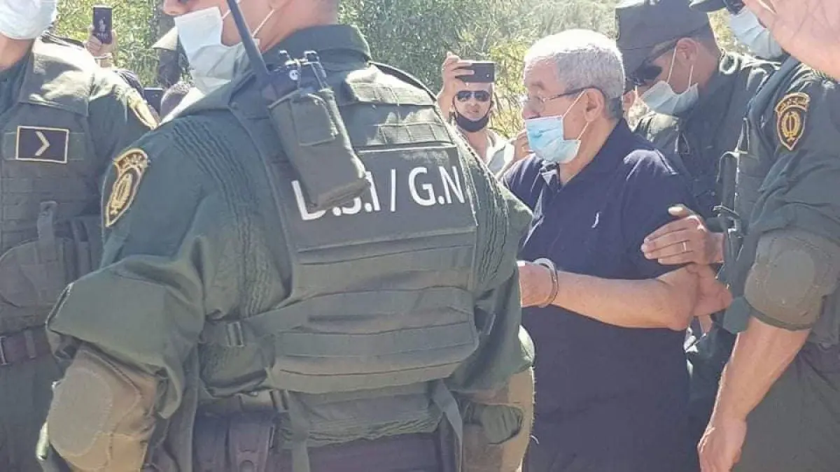 الجزائر.. انزعاج حكومي من ظهور أويحيى مكبلا بالأغلال‎ خلال جنازة شقيقه