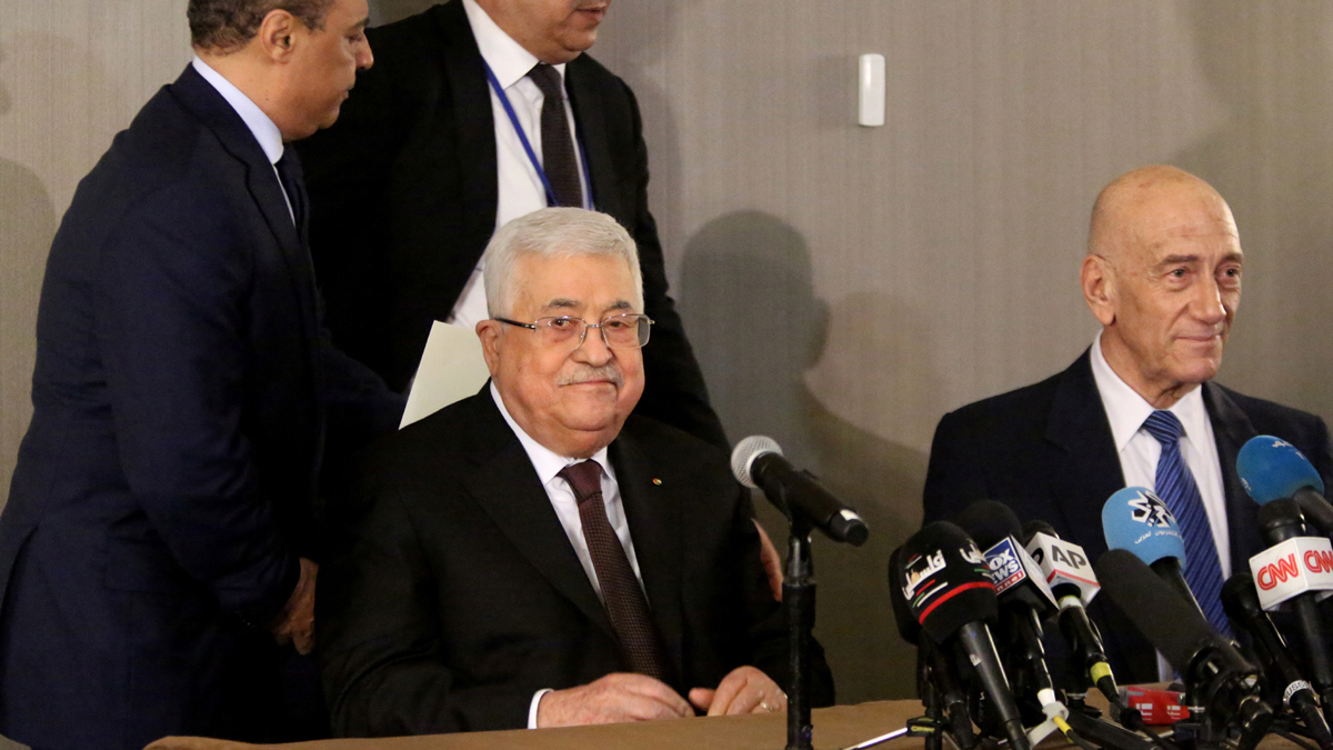 عباس يشبه الدولة المقترحة للفلسطينيين بصفقة القرن بـ"قطعة جبن سويسرية" (فيديو)