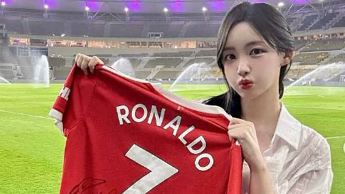 نظرت في عينيه.. إعلامية كورية تفاجئ رونالدو بطلب مثير (صورة)