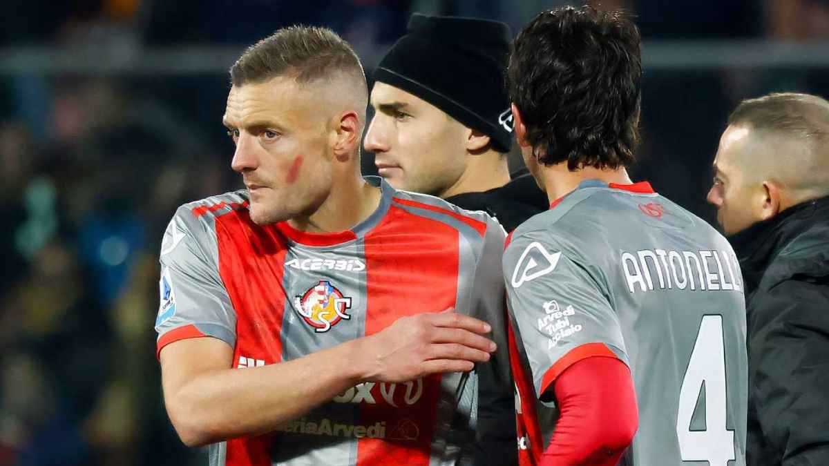 سر ارتداء جيمي فاردي قميصا باسم زوجته في مواجهة كريمونيزي ضد روما (فيديو)