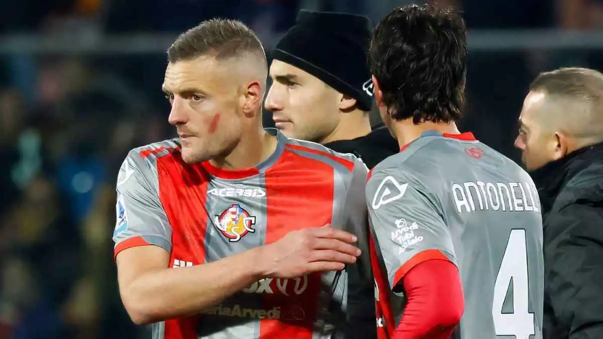 سر ارتداء جيمي فاردي قميصا باسم زوجته في مواجهة كريمونيزي ضد روما (فيديو)