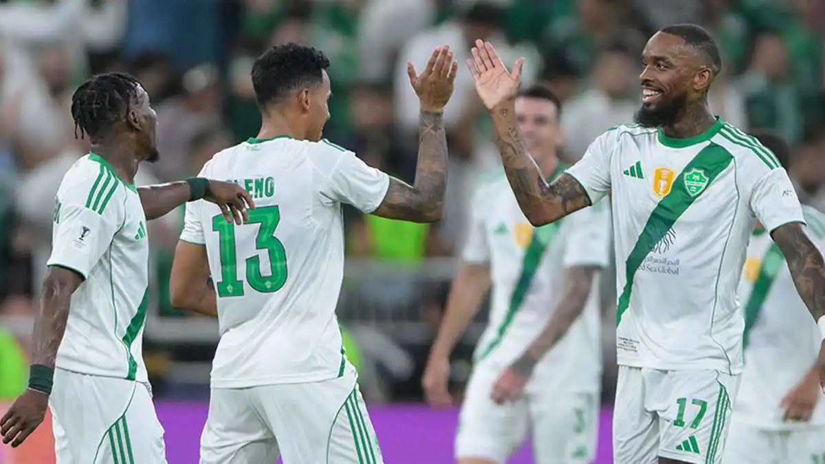 نموذج جميل.. سامي الجابر يفاجئ جمهور الأهلي السعودي (فيديو)