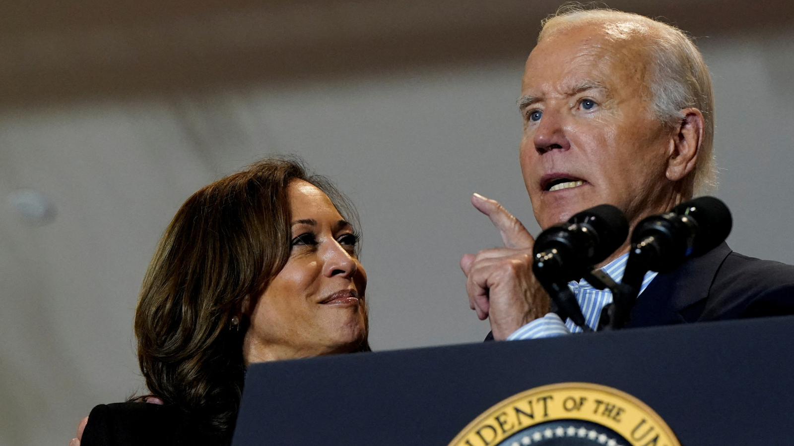 لقلب الطاولة على ترامب.. مدير سابق لهاريس يقترح استقالة بايدن