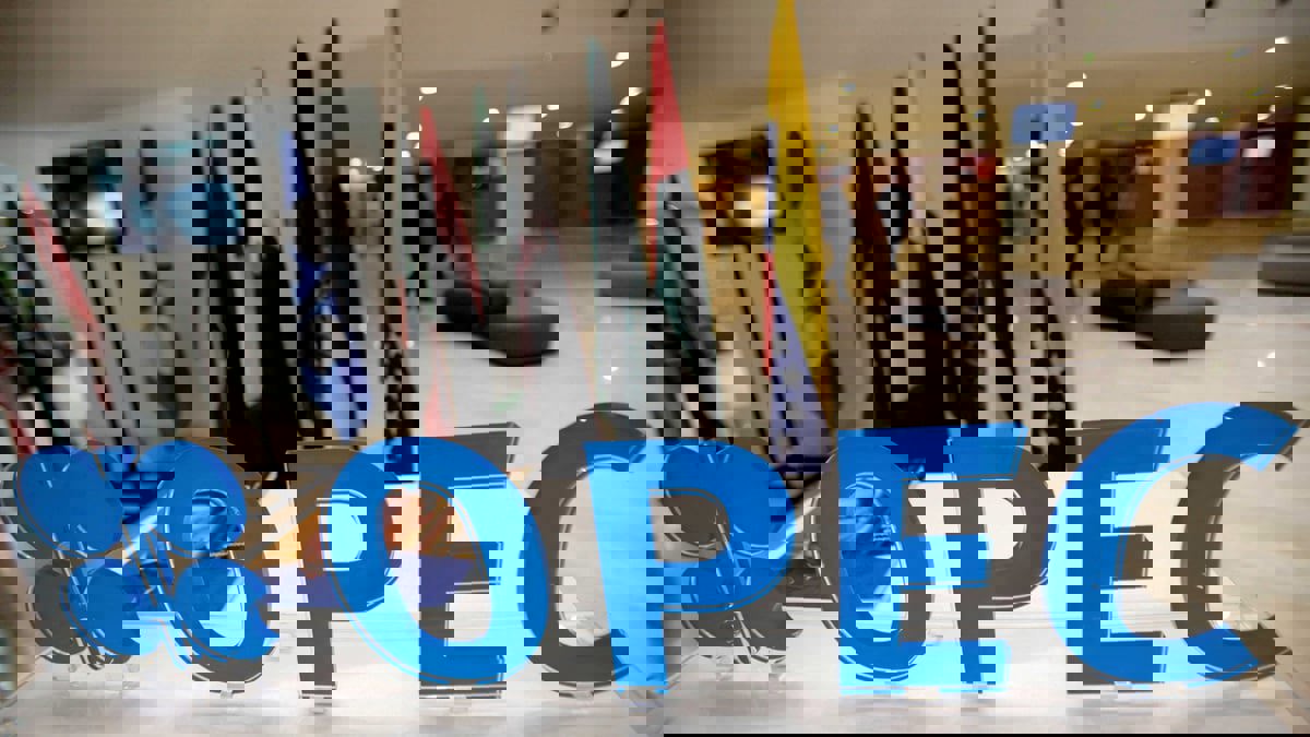 النفط يغلق مستقرًا مع تمسك أوبك+ بزيادات تدريجية في الإنتاج