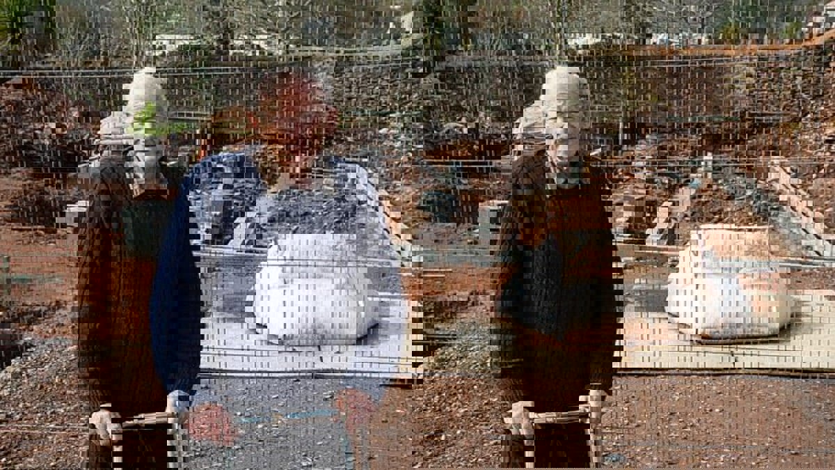 بريطاني يكتشف قصرًا يعود إلى 700 عام داخل باحة منزله (صور)