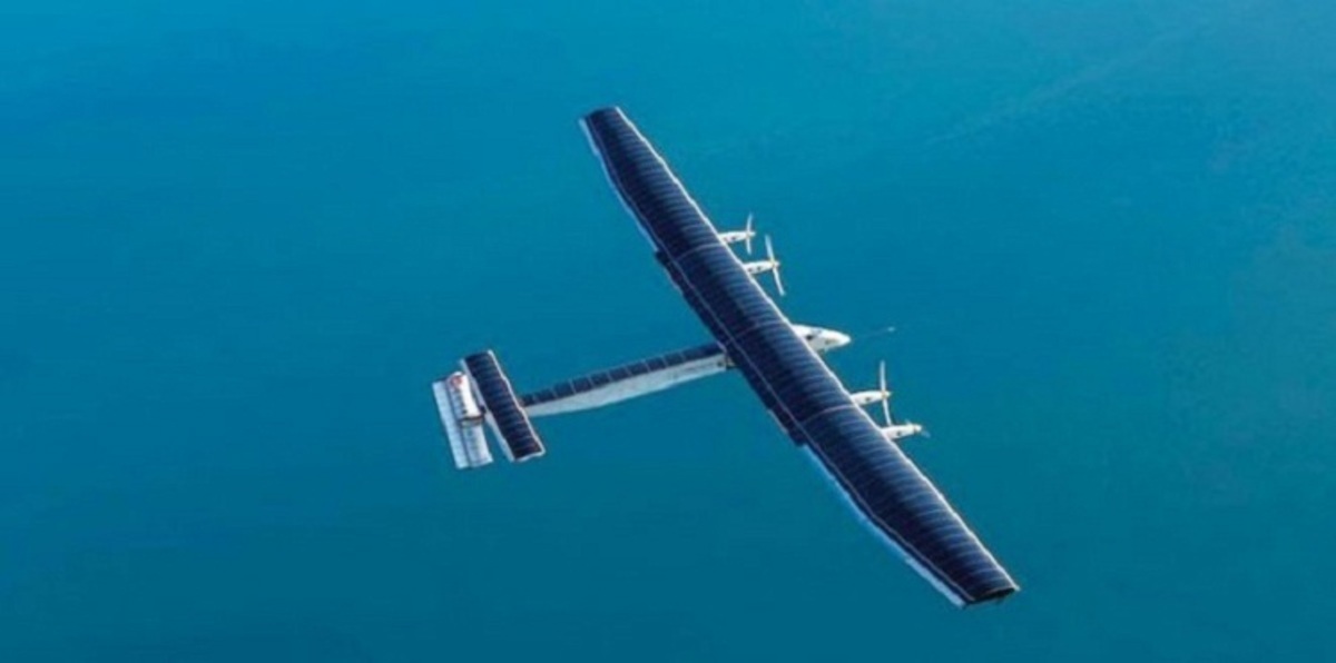 طائرة تعمل بالطاقة الشمسية تغادر كاليفورنيا ضمن جولتها حول الأرض