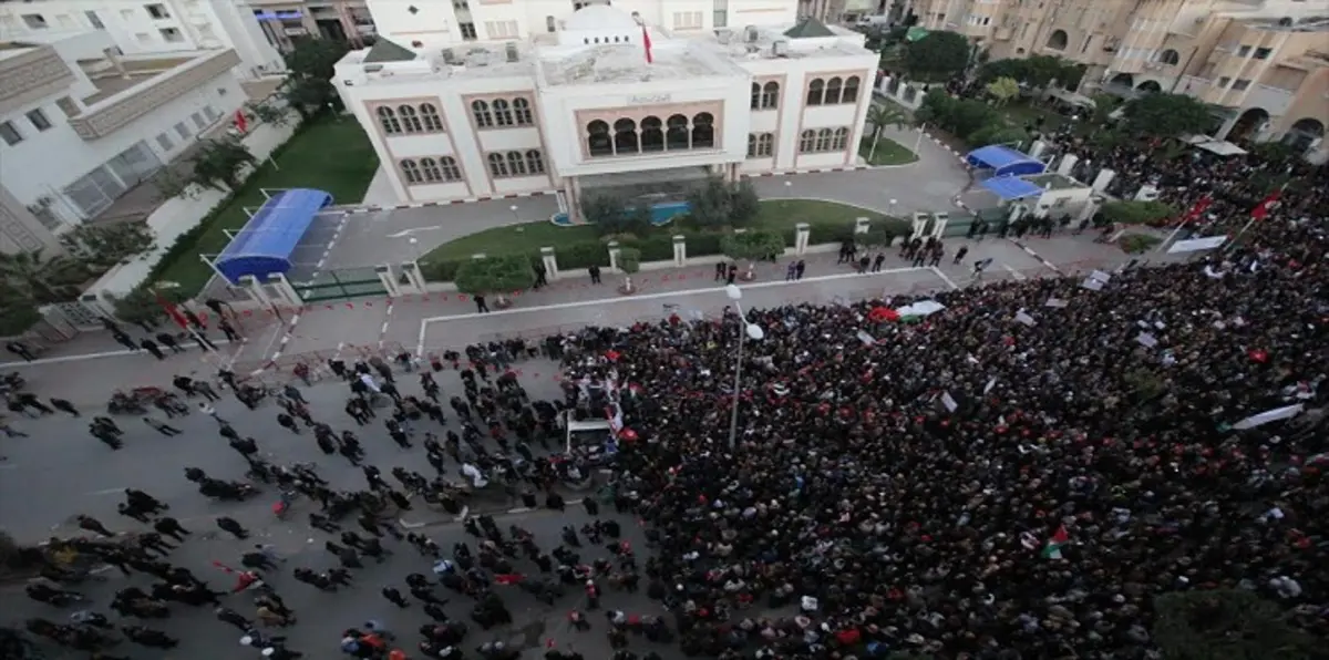 بالصور...آلاف التونسيين يخرجون بمسيرات احتجاجية بمسقط رأس الزواري