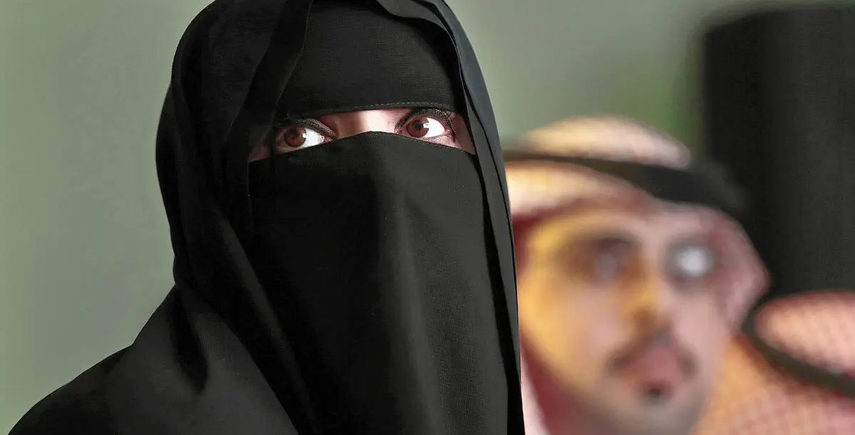 الشرطة السعودية تكشف حقيقة طعن مسنة لموظف بنك في جازان